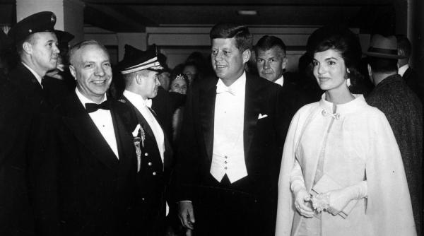 Iconicul palton mov pe care Jackie Kennedy l-a purtat în seara în care soțul ei a devenit președintele SUA va fi scos la licitaţie