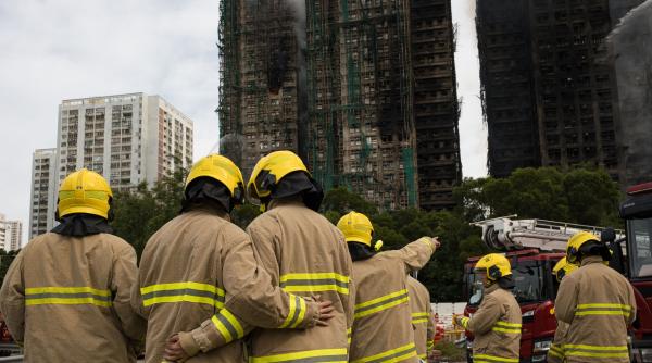 Infernul din Hong Kong: cadavre găsite în apartamente, pe scări și pe acoperișuri. Sunt 151 de morți. „Unii nu vor fi găsiți niciodată”