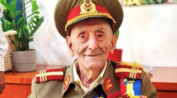 Nicușor Dan l-a decorat, de Ziua Națională, pe veteranul de război Ion Vasile Banu, cu Ordinul Virtutea Militară în grad de Cavaler
