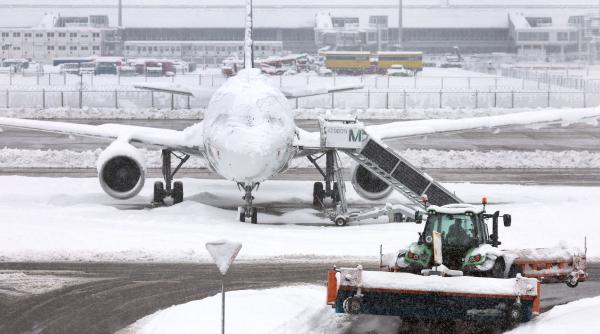 Trafic aerian dat peste cap de prima furtună de zăpadă serioasă din această iarnă: Peste 1.500 de zboruri au fost anulate în SUA