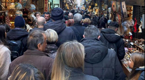 VIDEO Zecii de mii de turişti au blocat centrul oraşului Napoli. Locuitorii s-au plâns că nu au putut ieşi din case