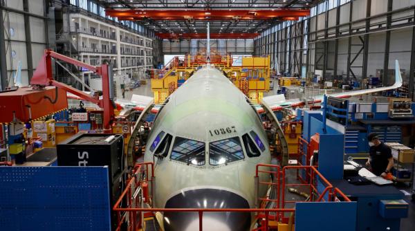 Acţiunile Airbus au scăzut puternic, după noi informaţii despre o problemă de calitate la zeci de aeronave A320