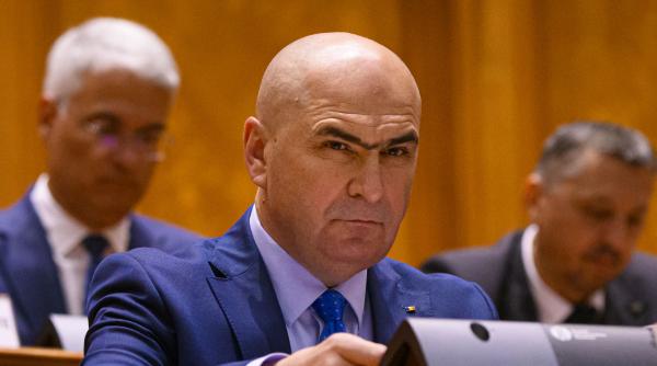 Bolojan revine în Parlament. Guvernul îşi angajează din nou răspunderea pe proiectul privind pensiile magistraţilor