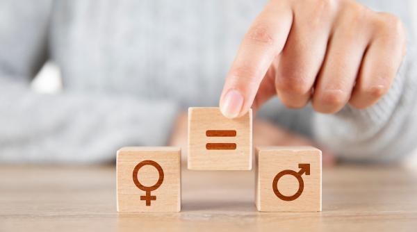 femeile din ue mai au nevoie de inca 50 de ani ca sa fie egale cu barbatii cat munceste o femeie ca sa castige cat un barbat