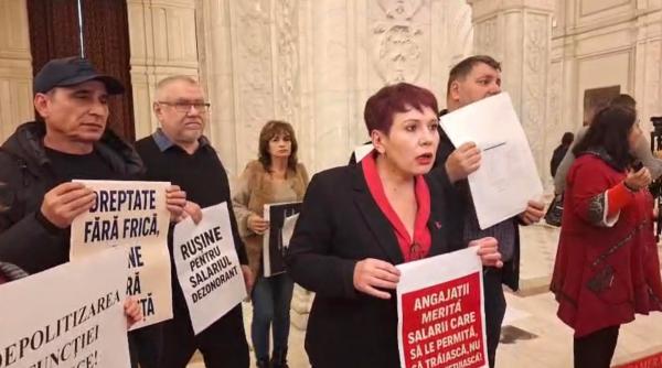 Ilie Bolojan, huiduit de angajații Parlamentului, la ședința solemnă de Ziua Națională. ”Fii bărbat, vino, reformatorule!”