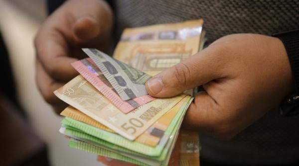 O țară UE și NATO înscrie în Constituție dreptul cetățenilor de a plăti cash: "Scopul este protejarea banilor fizici"