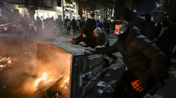 Proteste cu baricade de foc în Bulgaria. Președintele Radev acuză o ”provocare mafiotă” și cere demisia Guvernului