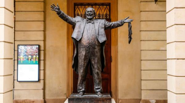Scandal în Italia: statuia lui Pavarotti a fost „îngropată” în gheața unui patinoar. Văduva tenorului: „O decizie absurdă”
