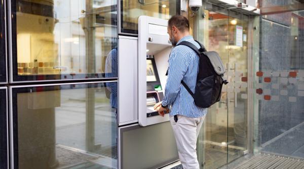 Un bărbat a încasat salarii timp de 10 ani, deși n-a fost nici măcar o zi la serviciu. Era angajat la stat