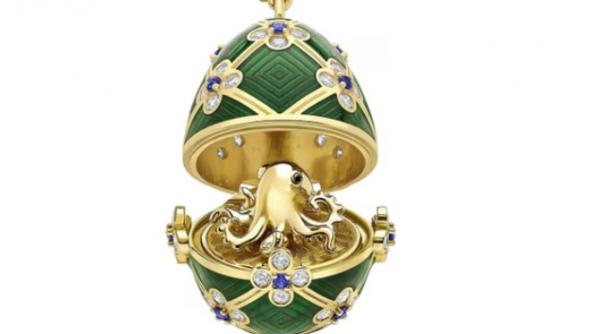 Un bărbat a înghițit un pandantiv Fabergé de 20.000 $ în magazinul de bijuterii. Poliția l-a arestat și așteaptă să recupereze podoaba