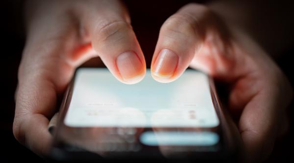 acuzat ca ar fi avut o relatie nepotrivita cu o eleva minora un profesor din timis si a dat demisia politia ancheteaza cazul