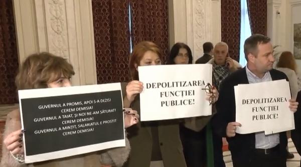 Angajaţii din Guvern ameninţă cu blocarea şedinţelor şi acuză că Bolojan aplică sindromul "broaştei fierte"