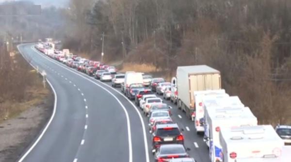 Poliţia a restricţionat parţial traficul pe DN 1, în zona Comarnic, după o alunecare de teren
