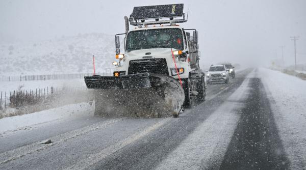 strat de nea de 40 de cm in urma primei furtuni de zapada din aceasta iarna zboruri anulate si autostrazi blocate in sua