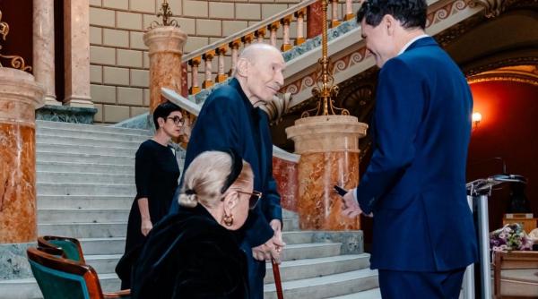 este un reper moral nicusor dan s a dus sa il felicite pe actorul victor rebengiuc care a primit premiul romania europeana 2025