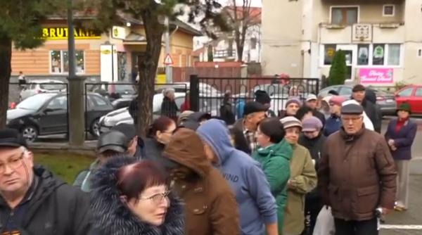 Imagini ca pe vremea lui Ceaușescu: Cozi imense la apă, pe semnătură, la Câmpina. "Nu mai avem speranță"
