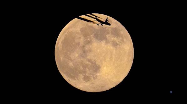 Imagini spectaculoase cu superluna, văzută din București. Este ultima din acest an