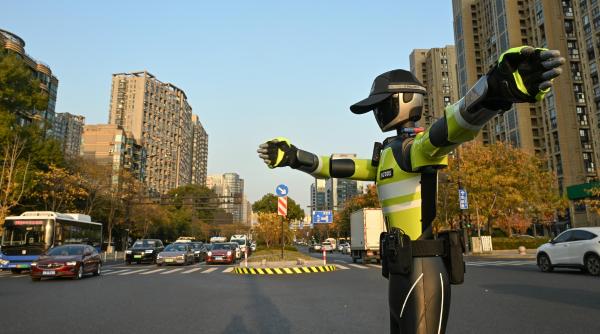 imagini virale un politist rutier robot dirijeaza traficul intr un oras din china m a vazut si m a atentionat