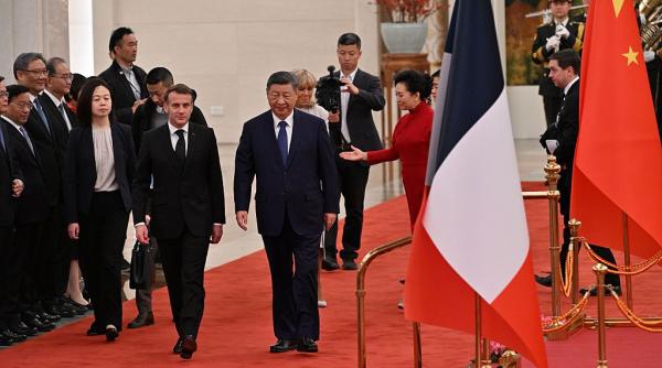 Macron îl îndeamnă pe Xi să conclucreze pentru a pune capăt războiului din Ucraina şi a corecta dezechilibrele comerciale