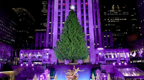 Momentul în care e aprins celebrul brad de la Rockefeller Center din New York: Are în vârf o stea cu 3 milioane de cristale Swarovski