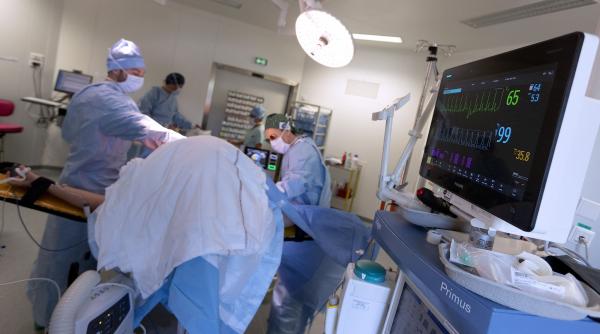 O femeie care s-a operat într-un spital din Napoli a constatat după câteva luni că medicii au uitat în abdomen un forceps de 14 cm