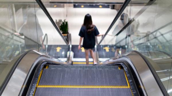 o femeie risca o amenda de 1 100 de euro pentru ca a folosit in mod gresit o scara rulanta la metrou