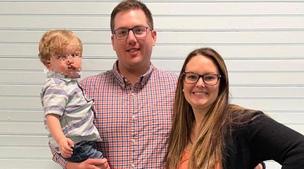 un copil de doi ani a fost gasit langa parintii lui morti incerca sa se joace cu ei si nu intelegea de ce nu se trezesc