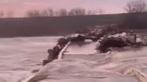 Un pod a fost rupt de ape în Călăraşi, după ce a fost deschis barajul Mihăileşti