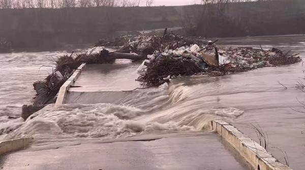 un pod a fost rupt de ape in calarasi dupa ce a fost deschis barajul mihailesti