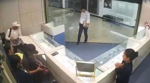 video 4 hoti au intrat inmarmati intr un magazin de bijuterii in columbia dar au avut ghinion din cauza unui politist iesit din tura