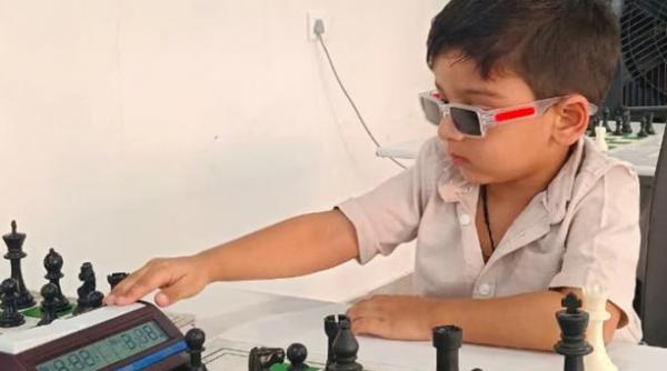cel mai tanar jucator de sah din lume e la gradinita are doar 3 ani si deja are un rating urias
