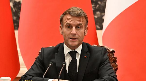 Imagini hilare cu Emmanuel Macron alergând în China, către o baie de mulțime. Chinezii s-au înghesuit să facă poze cu el