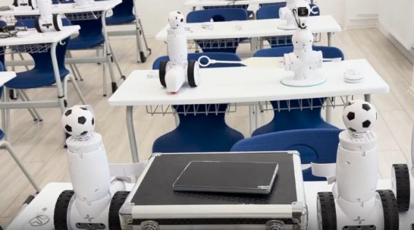 Liceul din Craiova unde elevii învață printre roboți și imprimante 3D. A fost complet modernizat