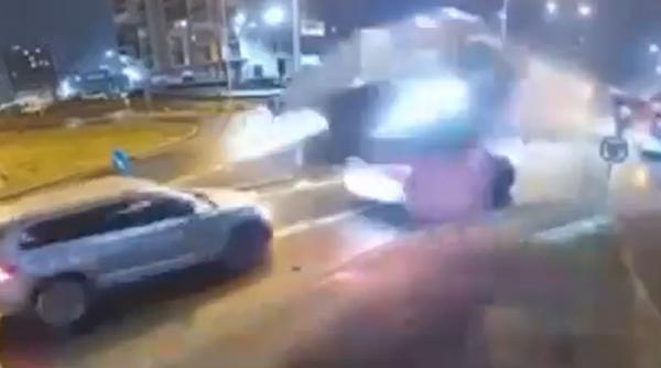 Momentul incredibil în care un șofer din Oradea zboară cu mașina peste un sens giratoriu și deasupra altor două mașini