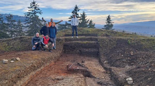 Noile descoperiri arheologice de la Cetatea Zânelor şi Dâmbul Cetăţii oferă detalii despre organizarea aşezărilor preistorice şi dacice