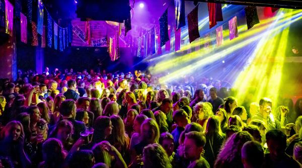 noul hit dance romanesc aflat acum in topurile internationale oricine a avut o dezamagire in dragoste se regaseste in melodie