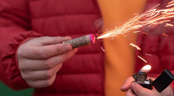 persoanele care folosesc petarde sau artificii anul acesta risca inchisoarea articolele pirotehnice se vand la liber pe internet