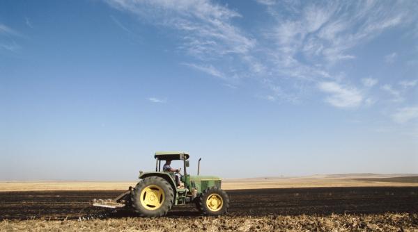 Producătorilor agricoli din România solicită autorităților includerea solului în toate strategiile naționale de dezv