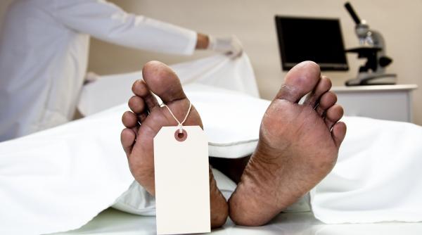 un politist local a fost trimis in judecata la doi ani dupa ce a batut un om care a murit ulterior intre timp si a pastrat functia