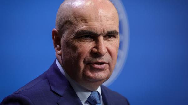 Bolojan, camuflat cu şapcă, la Târgul Gaudeamus. A cumpărat "Întoarcerea Marilor Puteri: Rusia, China şi Următorul Război Mondial"