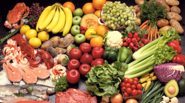 Cele 12 fructe și legume cu cele mai multe pesticide. Majoritatea substanțelor găsite sunt legate de apariția cancerului