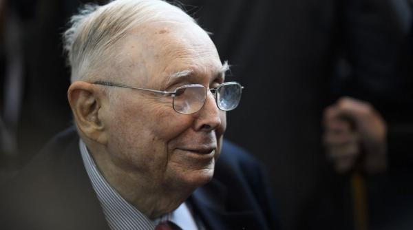 miliardarul charlie munger a trait 70 de ani intr o casa veche fara aer conditionat avea si conac cu vedere la ocean dar nu i placea