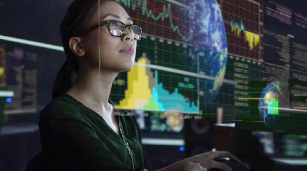 fost sef al serviciilor de securitate linia frontului s a mutat puteri ostile trimit spioni in universitatile din occident