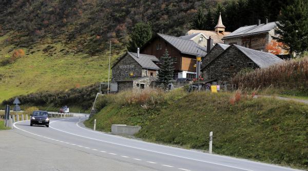 in cel mai mic sat din elvetia traiesc doar 4 oameni turul dureaza doua minute are restaurant capela si o poveste interesanta