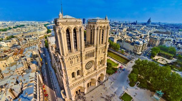 la un an de la redeschidere notre dame depaseste luvrul si turnul eiffel la numarul de vizitatori intrarea in catedrala e gratuita