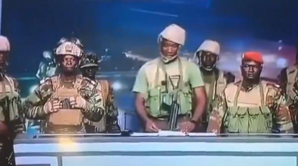 soldatii din benin au anuntat la televizor ca au dat o lovitura de stat focuri de arma s au auzit in resedinta presedintelui