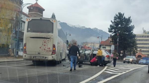 Un autocar cu 71 de oameni s-a tamponat cu un autoturism, la Sinaia. Mai mulţi oameni primesc îngrijiri medicale