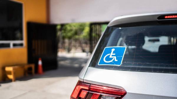 Acces mai ușor la parcare pentru persoanele cu dizabilități. Senatul aprobă cardurile-legitimație