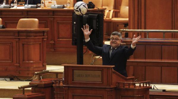 motiunea de cenzura impotriva guvernului este citita in parlament premierul ilie bolojan lipseste