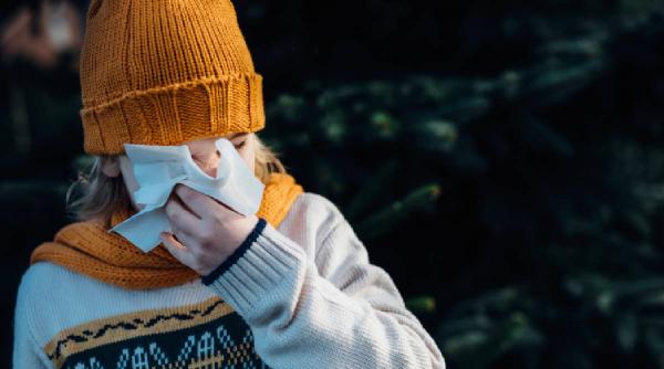 “Super-gripa” H3N2 lovește Marea Britanie: spitalele pline, școli închise și oameni îndemnați să poarte măști. „Ca în vremurile Covid”